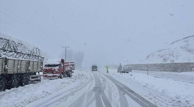 Bayburt-Erzurum kara yolu Kop Dağı Geçidi'nde ulaşım kontrollü sağlanıyor