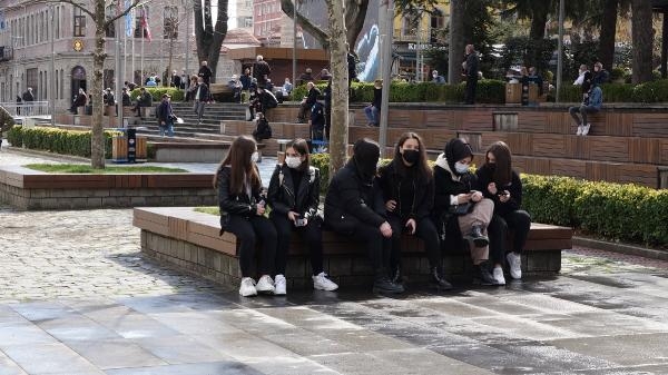 Caddelerde insan yoğunluğu sürüyor