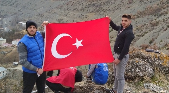 İlçenin En Yüksek Tepesine Türk Bayrağı Astılar