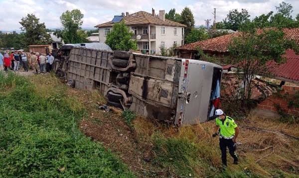 Kastamonu'da otobüs ile otomobil çarpıştı: 21 yaralı