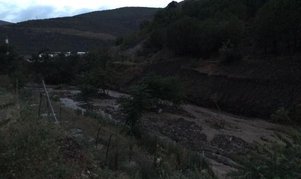 Amasya’da sele kapılan evin yıkılma anı kamerada