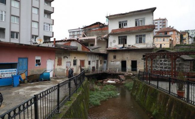 İyidere ilçesinde dere üstündeki binaların kontrollü yıkımına başlandı