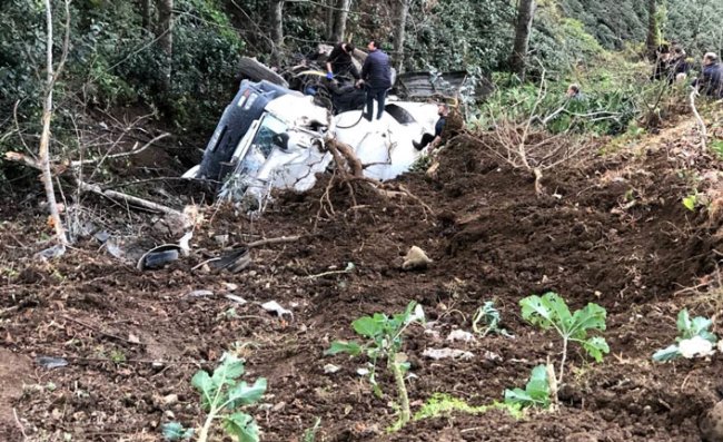 Rize'de beton mikseri uçuruma yuvarlandı, sürücü son anda dışarıya atladı