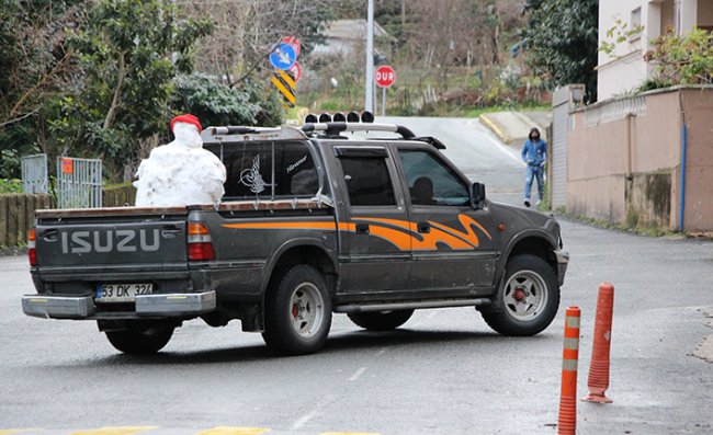 Rize'de kardan adama kamyonetin kasasında şehir turu attırdılar