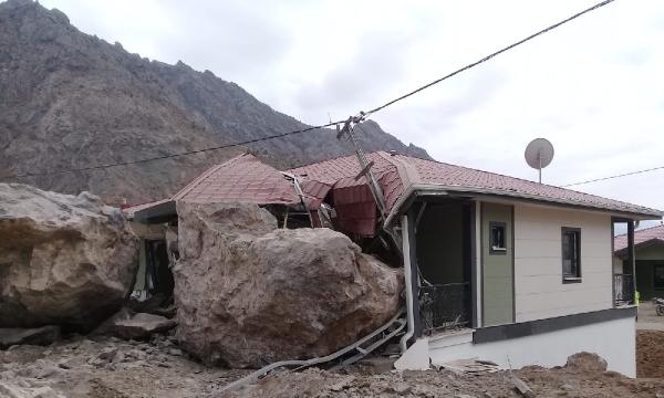 Yeni Yusufeli'nde kontrollü patlatmada kaya düşen 2 ev hasar gördü