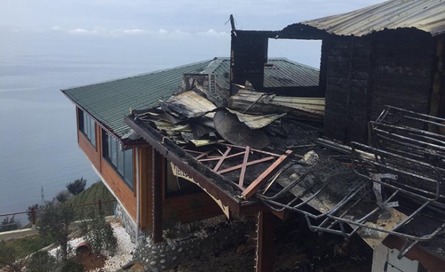 Rize’de işten çıkarılacağını öğrenen şahıs çalıştığı iş yerini ateşe verdi