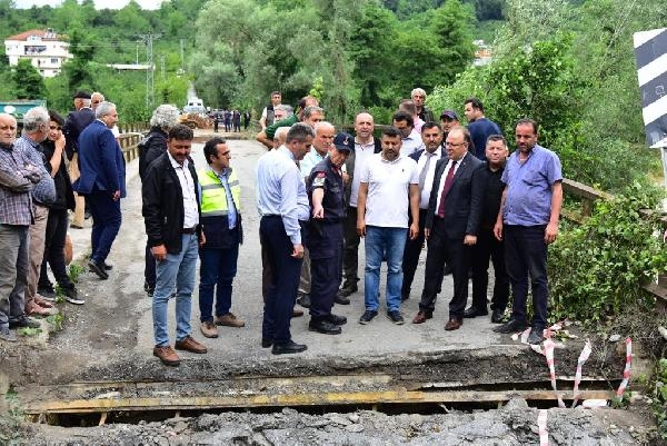 Çatak Köprüsü selde yıkıldı, köylere ulaşım alternatif yollardan sağlanıyor