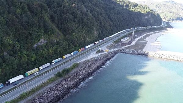 Heyelan sahasındaki TIR kuyruğunda 'korkulu' bekleyiş