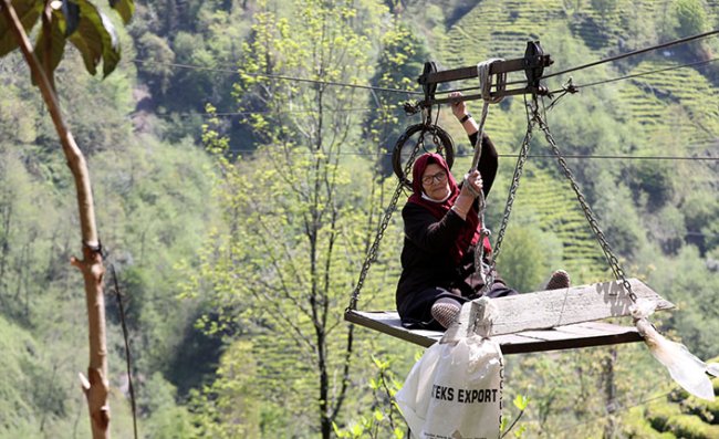 Ev ve Arazilerine İlkel Teleferikle Ulaşıyorlar