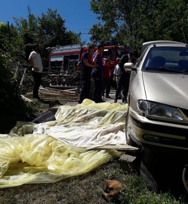 El frenini çekmeyi unuttuğu otomobilinin altında kalıp, öldü