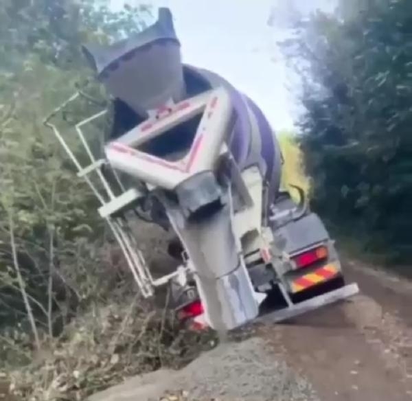 Ordu'da toprak kaymasıyla beton mikserinin devrilme anı kamerada