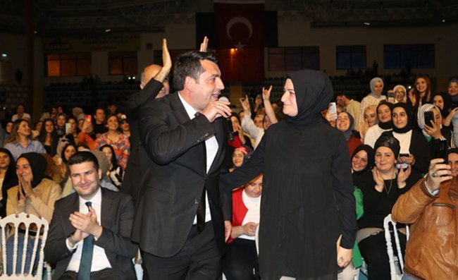 MHP İl Başkanı Mikrofonu Aldı, Eşine Şarkı Söyledi