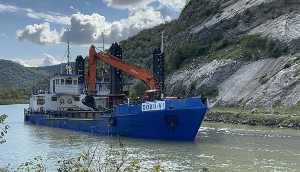 Bartın Irmağı dibinden toprak yığınları temizleniyor