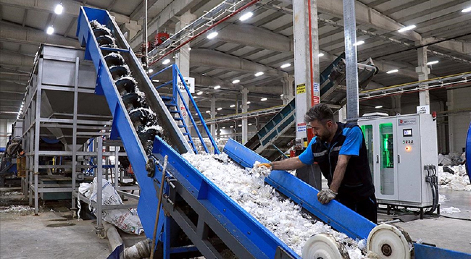 Çevreci fabrika plastik atıktan ürettiği ham maddeyi 17 ülkeye ihraç ediyor
