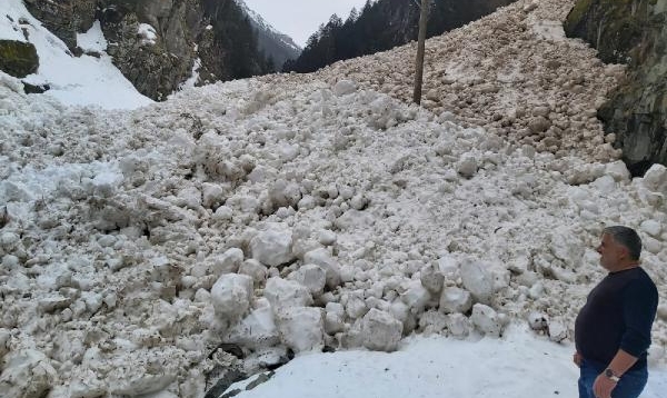 Rize’de çığ düşen yayla yolu ulaşıma kapandı