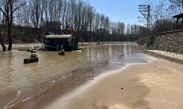 Bartın Irmağı eriyen kar sularıyla yükseldi; piknik alanı su altında kaldı