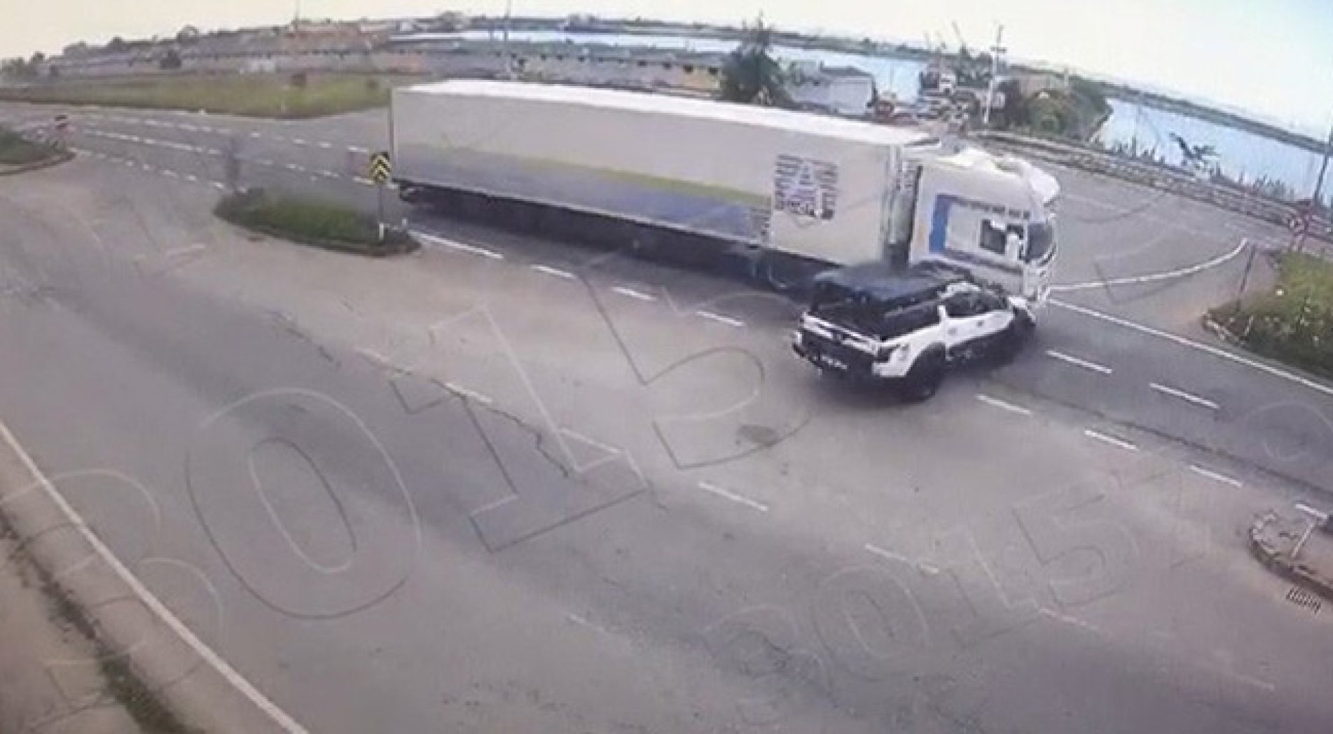 Dinamit Yüklü Tırın Devrildiği Kaza Anı Kameralara Yansıdı