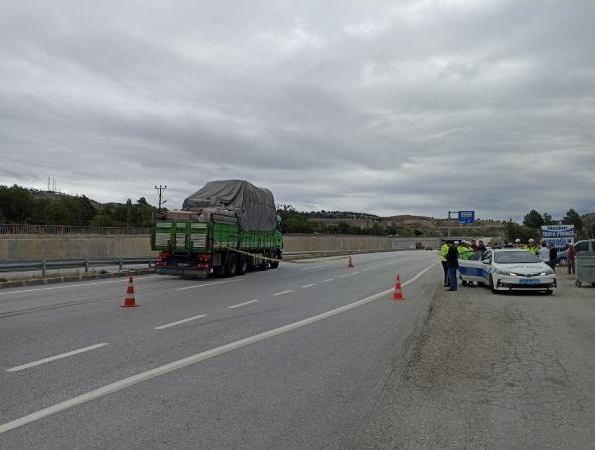 Yolun karşısına geçerken kamyonun çarpmasıyla ağır yaralandı