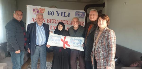 Rize’de evlilikte 60 yılını dolduran çiftlere yastık hediyesi