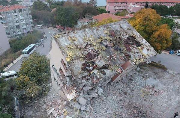 Sinop'ta yıkımı sırasında yan yatan bina çöktü