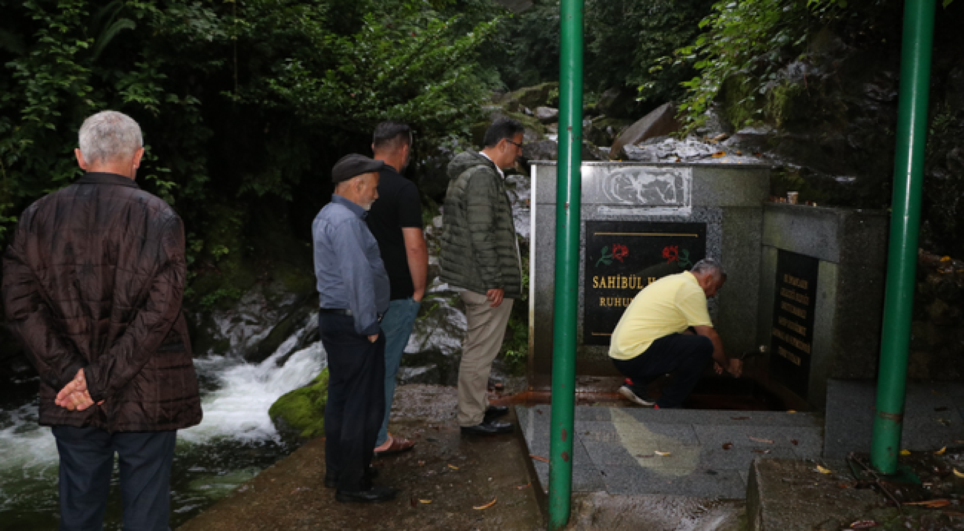 Rize’de Sağlıksız Çıkan Ilıca Suyundan Su İçmek İçin Kuyruğa Girdiler