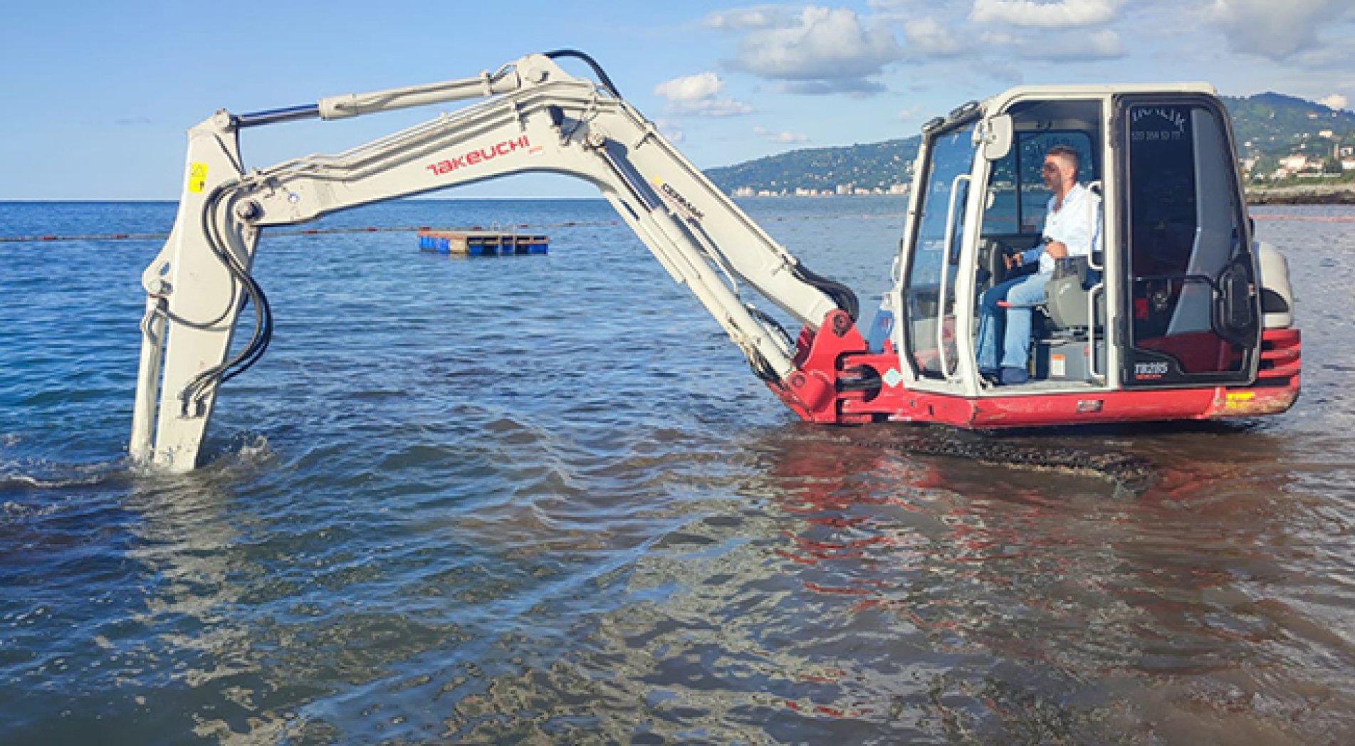 Denizde Kaybolan Kolyesini Bulmak İçin İş Makinesi Kiraladı