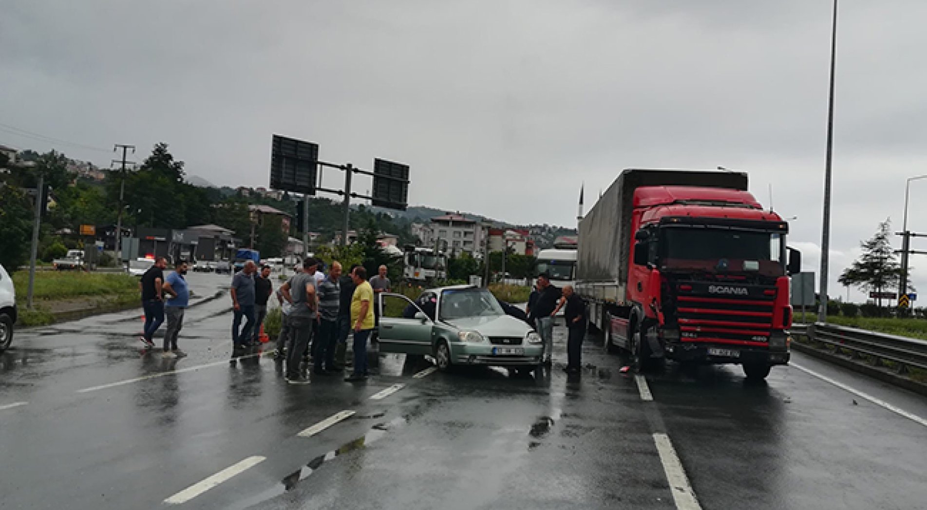 Rize'de Tır Otomobile Çarptı, Baba Ve Oğlu Ağır Yaralandı