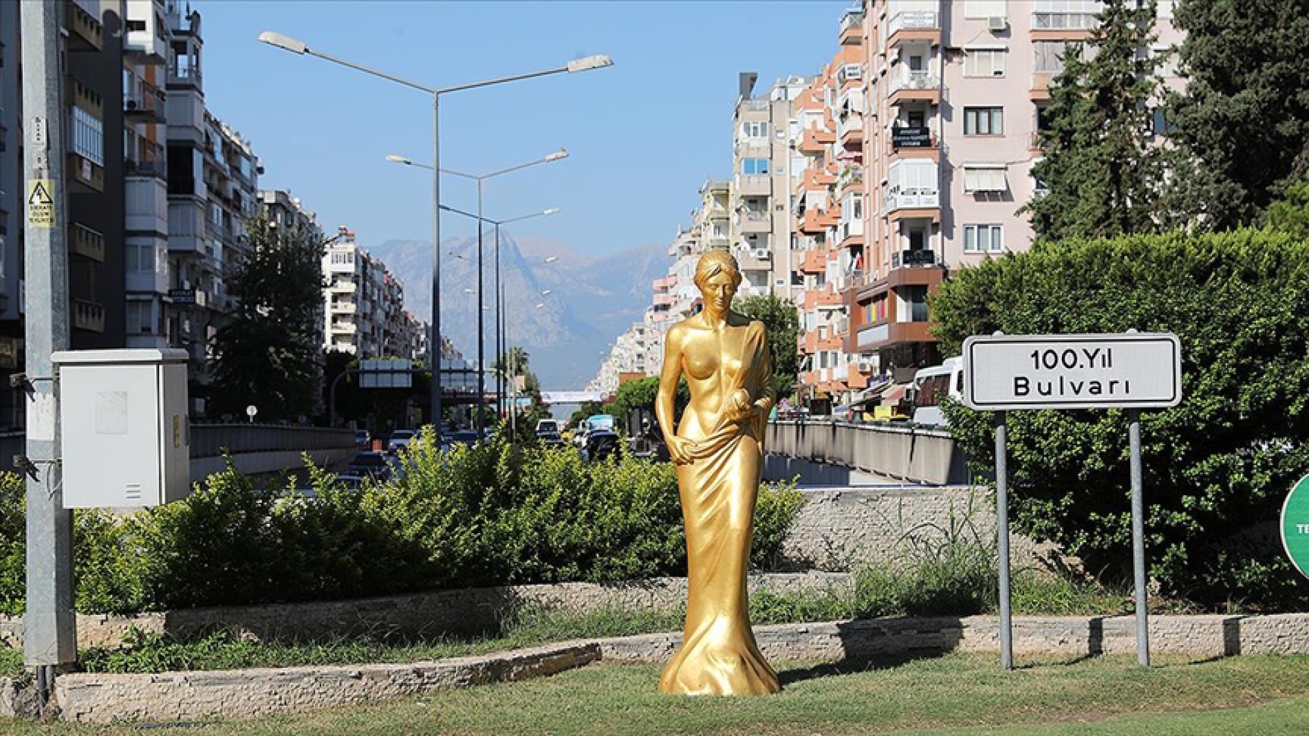 59. Antalya Altın Portakal Film Festivali'nin simge heykeli 'Venüs' 59 noktaya yerleştirildi