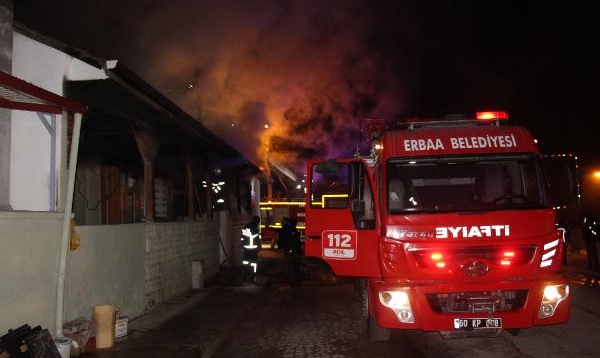 Yangında mahsur kalan yürüme engelliyi itfaiye kurtardı