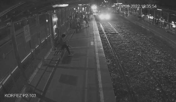 Otomobiliyle tramvay yoluna girdi; o anlar kamerada