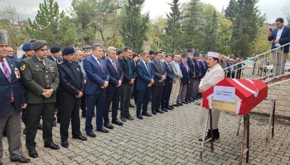 Kıbrıs gazisi askeri törenle toprağa verildi