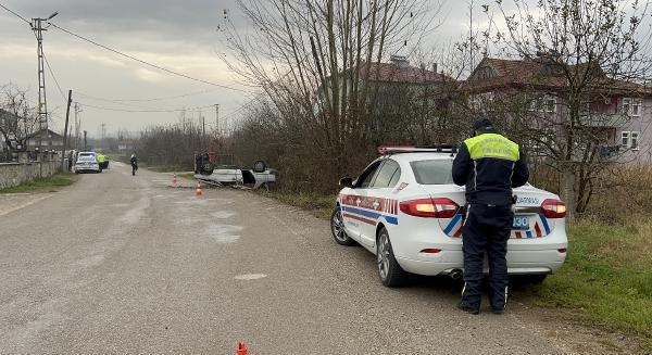 Otomobil ağaçlara çarparak devrildi: 5 yaralı