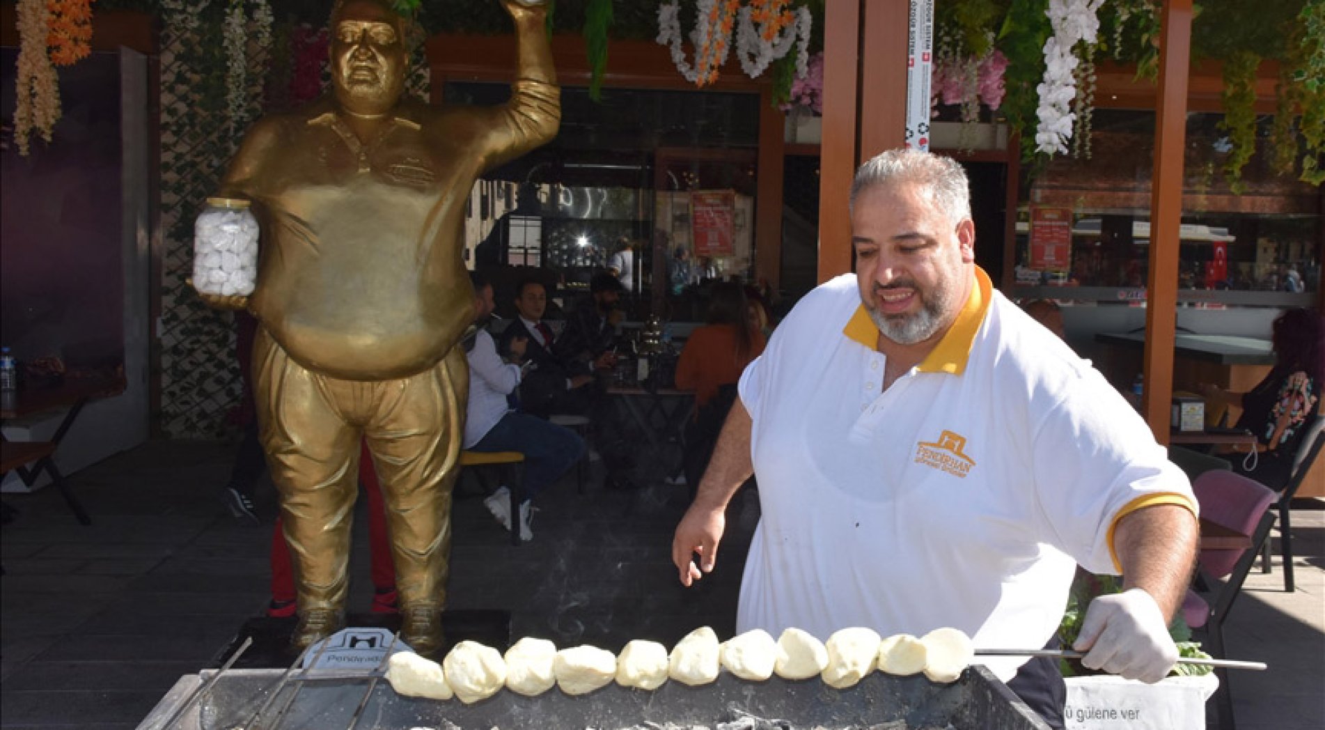 Gaziantep'te 11 metrelik katmer, 12 metrelik de peynir kebabı yapıldı