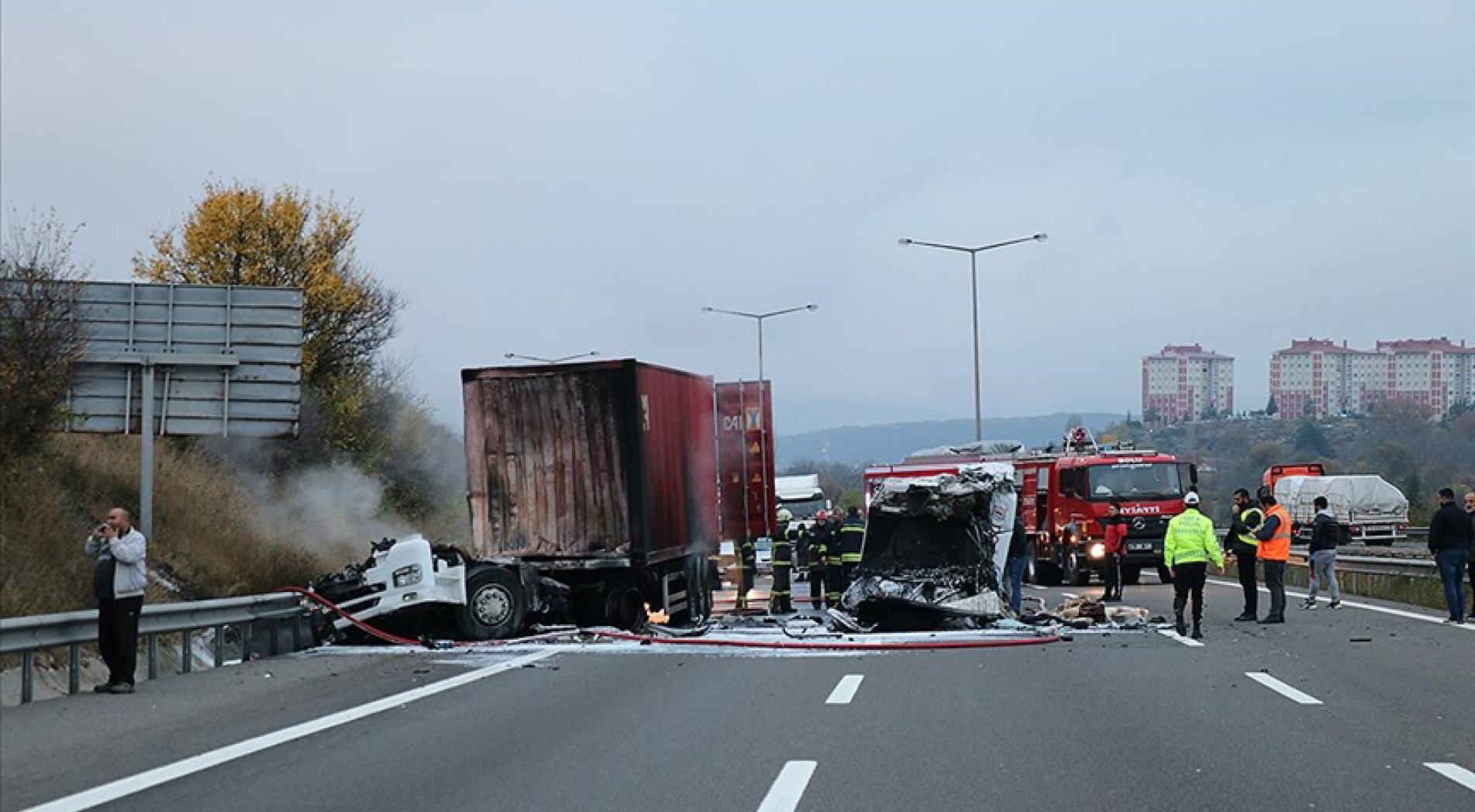 Anadolu Otoyolu'nda 2 tır kaza yaptı ve ulaşımı aksattı