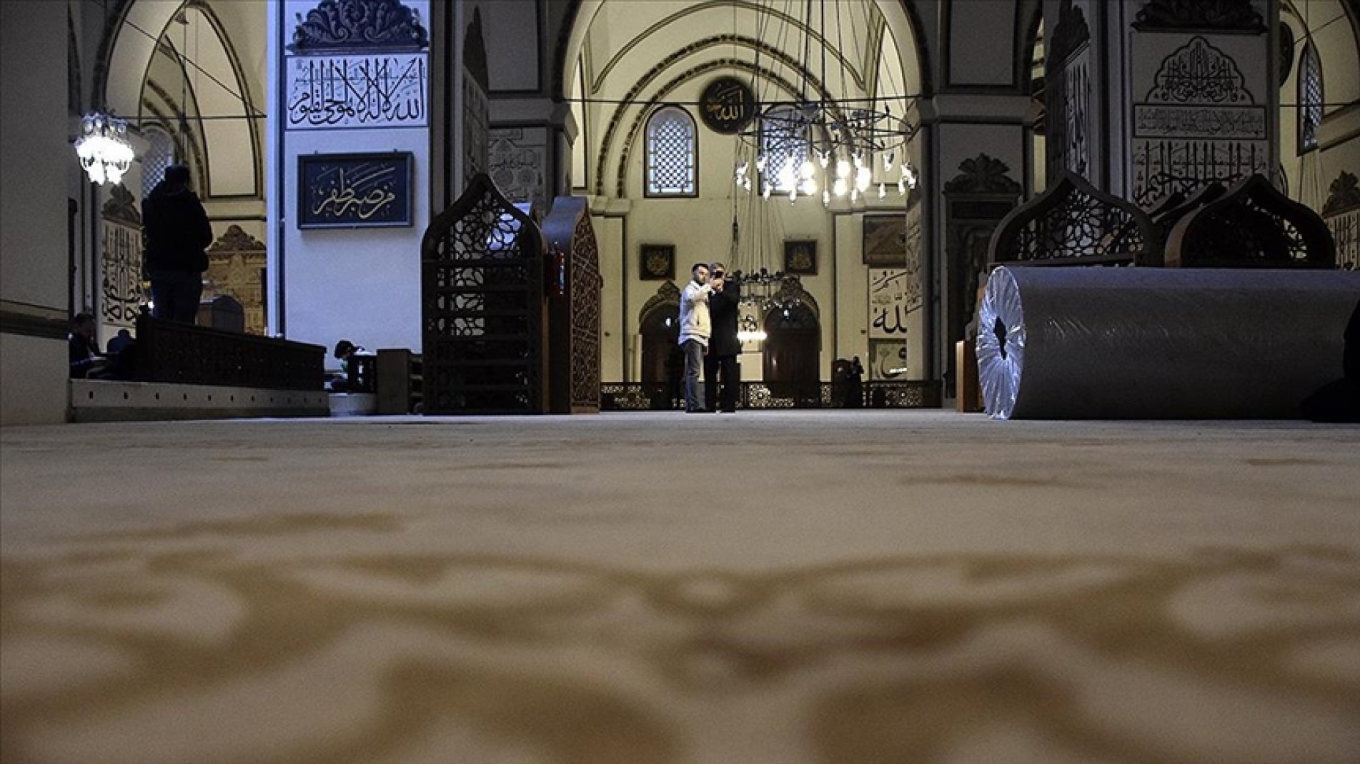 Bursa'nın Osmanlı yadigarı simgesi Ulu Cami'nin halıları değiştiriliyor