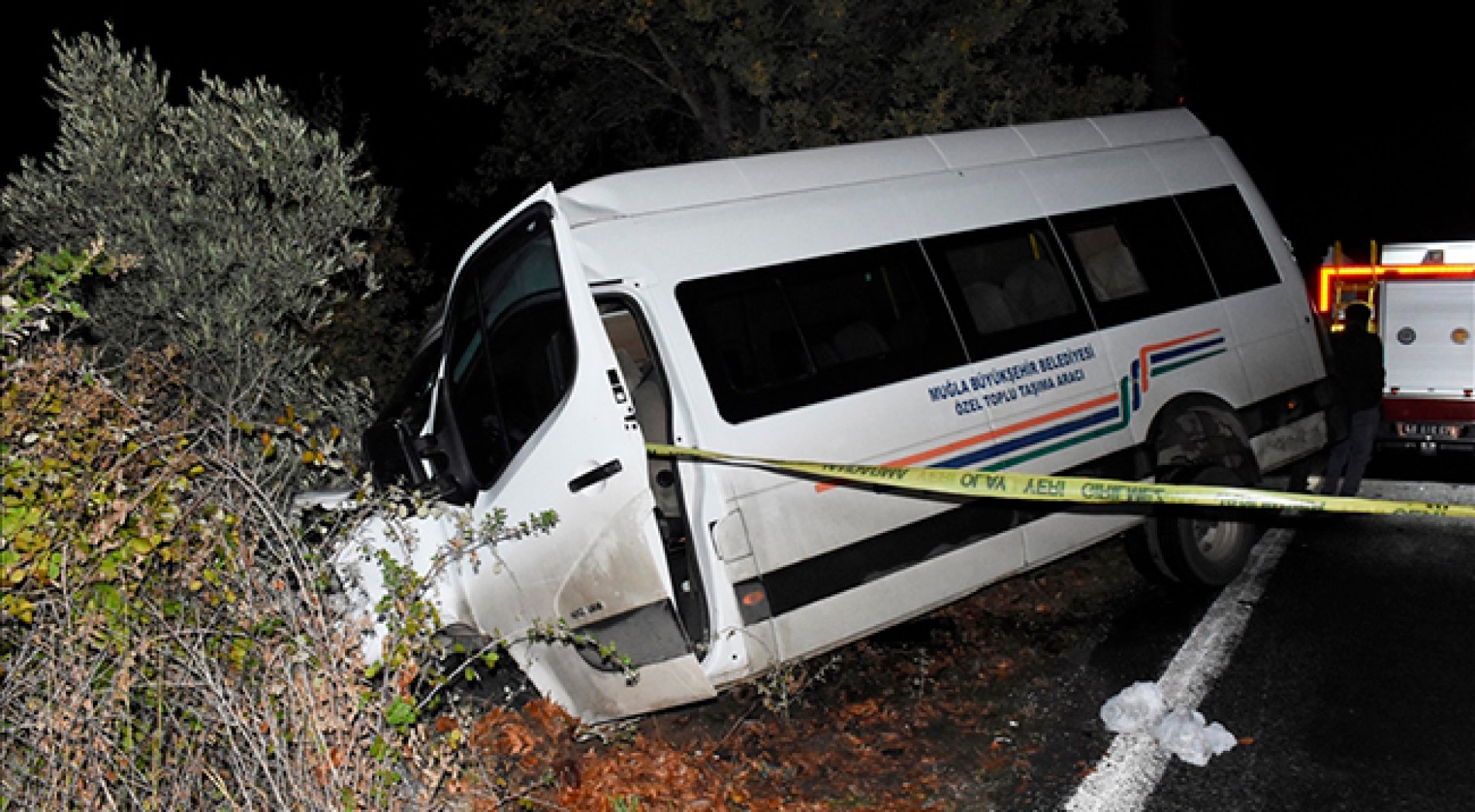 Muğla'da yolcu minibüsüyle kamyonetin çarpıştığı kazada 22 kişi yaralandı