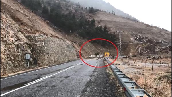 Artvin'de kayaların düştüğü yol kapandı; o anlar kamerada