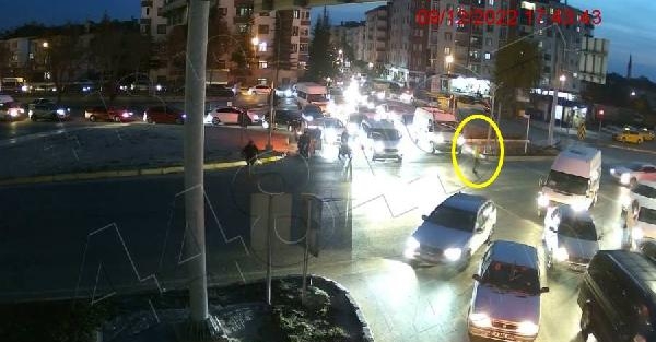 Otomobilin trafik polisine çarptığı kaza kamerada