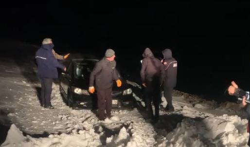 Bayburt'ta karda mahsur kalan 4 kişi kurtarıldı