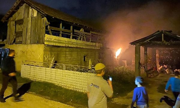 Depremden kurtardığı eşyaları yangında kül oldu