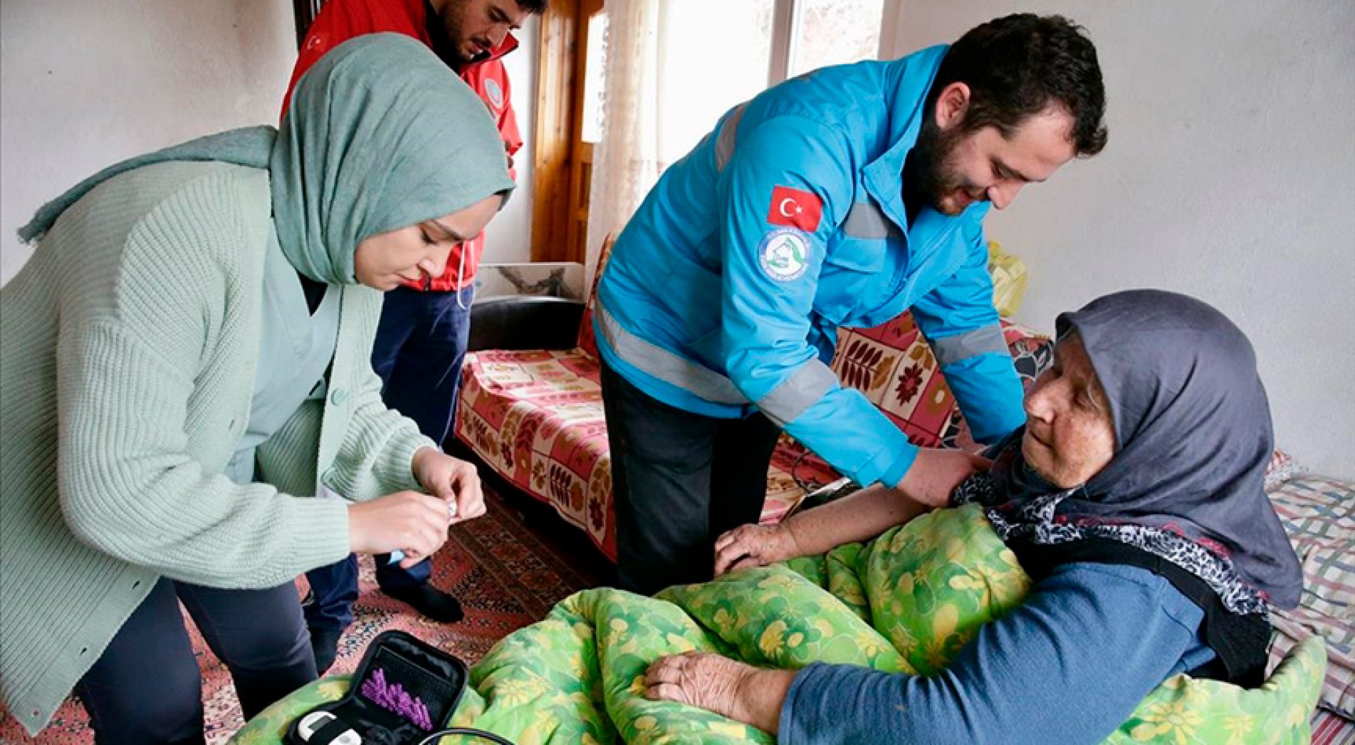 Bolu'da sağlık personeli hastalıkların erken teşhisi için köy köy dolaşıyor