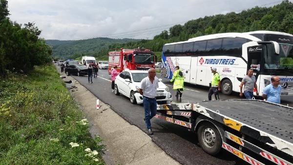 Oto kurtarıcıdan düşen araca, otomobil çarptı: 1 ölü, 4 yaralı