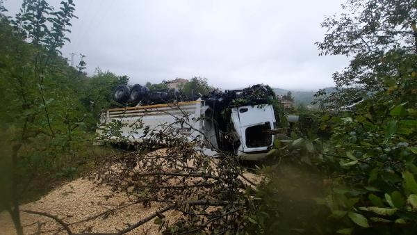 Kastamonu'da kamyon şarampole devrildi: 1 ölü