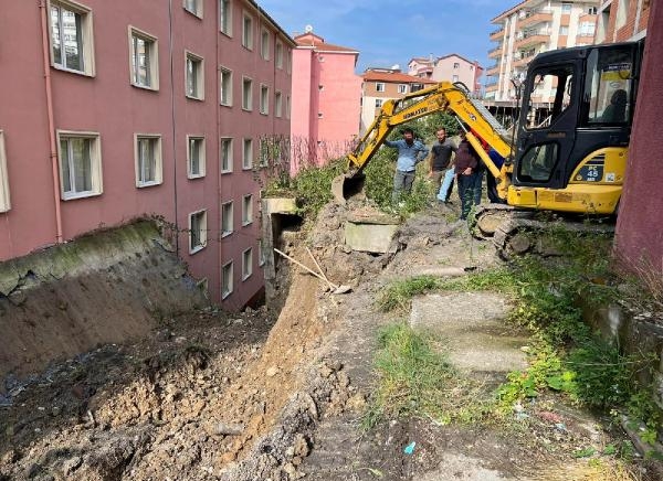 İstinat duvarı apartmanın üzerine devrildi; bina boşaltıldı