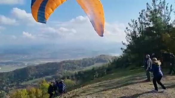 Yamaç paraşütünün ipine takılıp 20 metreden düştüğü anlar kamerada