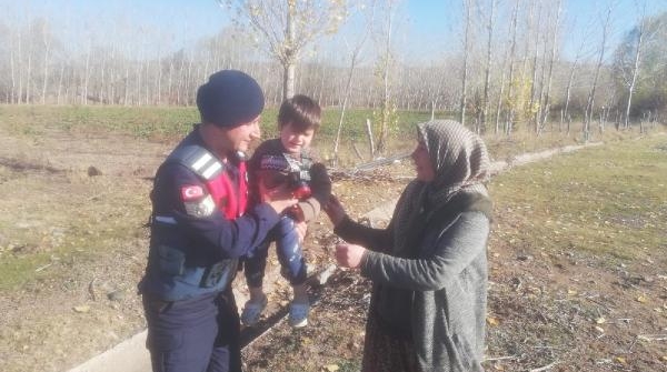 Jandarma kayıp çocuğu pancar tarlasında buldu