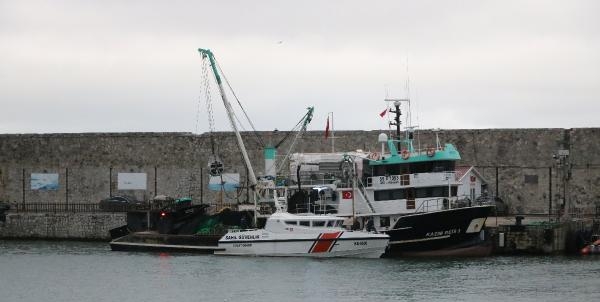 Zonguldak'ta tekneden düşen balıkçı için denizden ve havadan arama