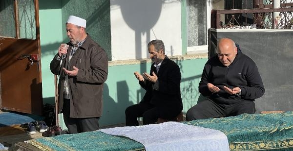 Tedavi sürecinde 145 gün otomobilde kaldığı oğlunu toprağa verdi