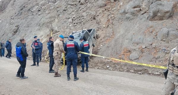 Kan izli aracına yakın yerde ölü bulunan muhtar, toprağa verildi