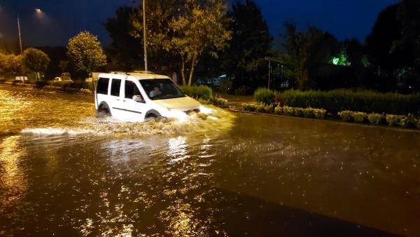 Bolu'da sağanak su baskınına yol açtı